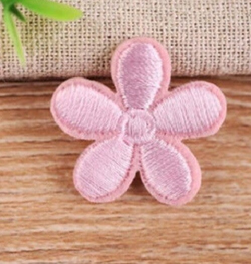 Daisy Flower Embroidered Patch Applique Customise Clothing Patches 3cm Diameter - Baby Pink