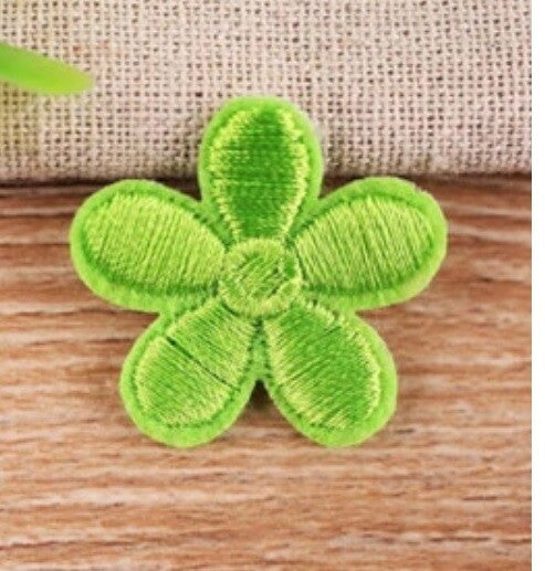 Daisy Flower Embroidered Patch Applique Customise Clothing Patches 3cm Diameter - Apple Green