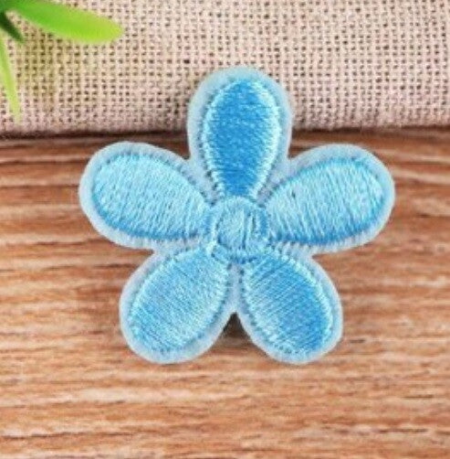 Daisy Flower Embroidered Patch Applique Customise Clothing Patches 3cm Diameter - Sky Blue