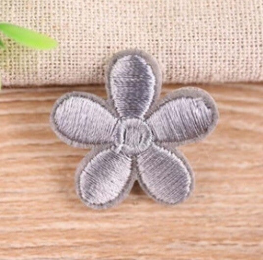 Daisy Flower Embroidered Patch Applique Customise Clothing Patches 3cm Diameter - Grey