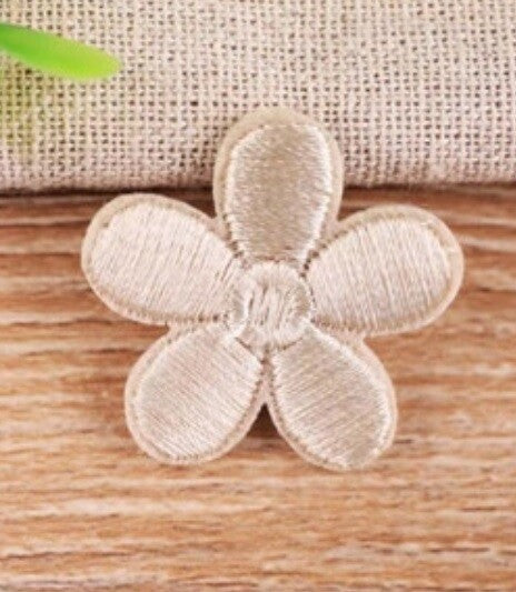Daisy Flower Embroidered Patch Applique Customise Clothing Patches 3cm Diameter - Cream