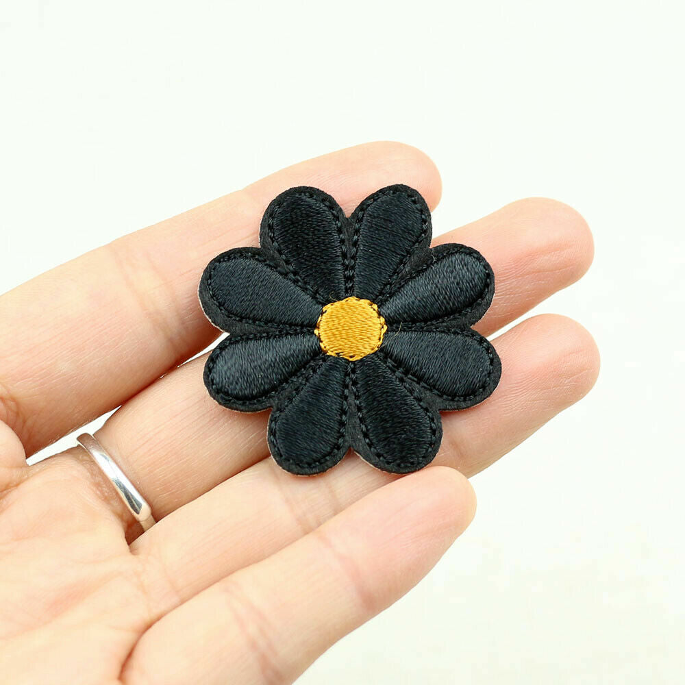 Daisy Flower Embroidered Patch Applique Customise Clothing Iron on Patches 4cm - Black