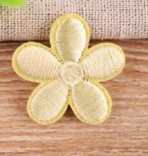 Daisy Flower Embroidered Patch Applique Customise Clothing Patches 3cm Diameter - Pastel Yellow