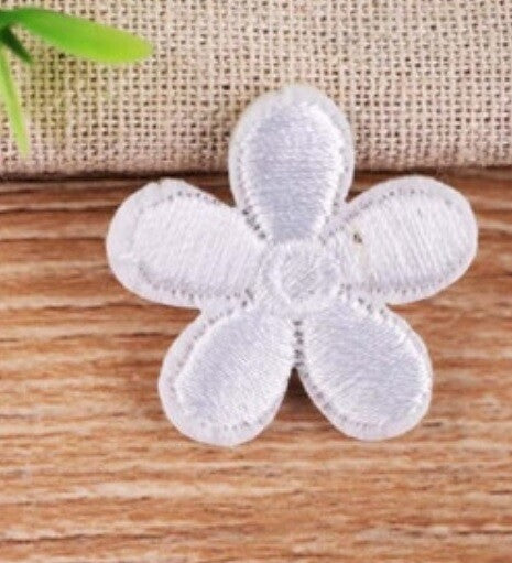 Daisy Flower Embroidered Patch Applique Customise Clothing Patches 3cm Diameter - White