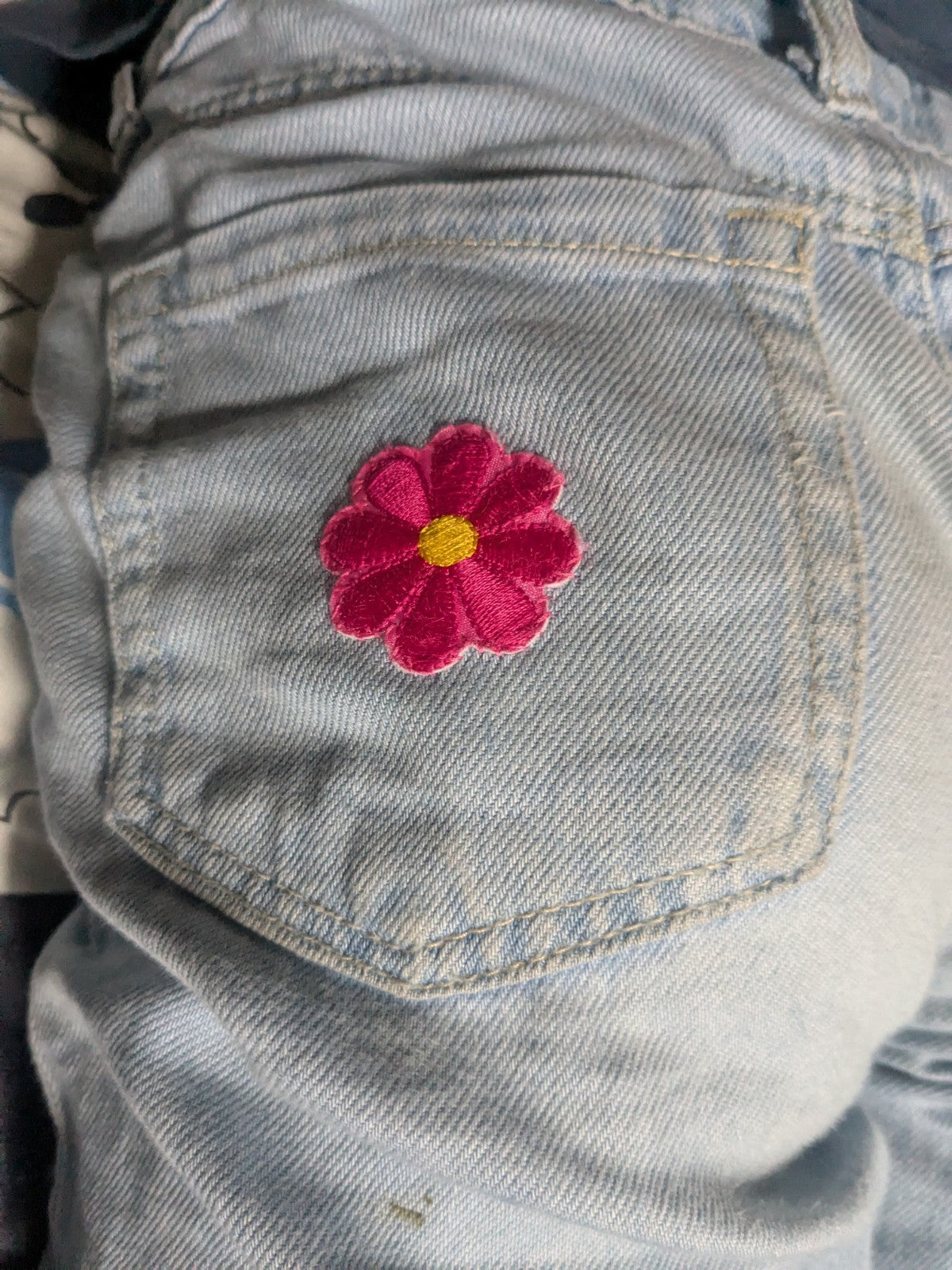 Daisy Flower Embroidered Patch Applique Customise Clothing Iron on Patches 4cm