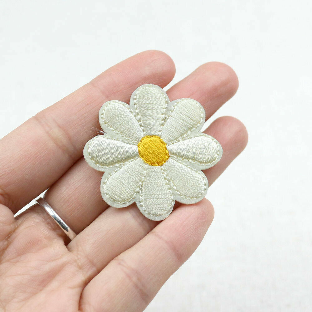 Daisy Flower Embroidered Patch Applique Customise Clothing Iron on Patches 4cm - White